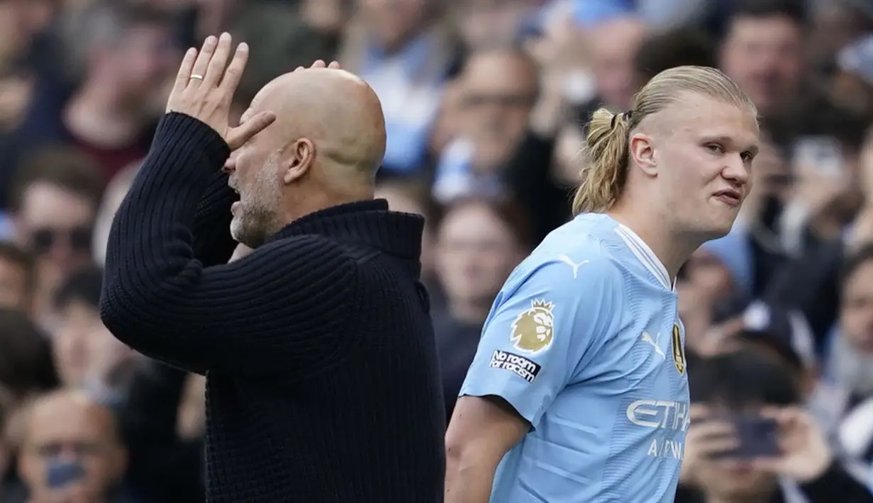 Pemain Manchester City, Erling Haaland, tampak kesal setelah pelatih Pep Guardiola menggantinya saat melawan Wolverhampton Wanderers pada laga pekan ke-36 Premier League 2023/2024 di Stadion Etihad, Sabtu (4/5/2024). (AP Photo/Dave Thompson)