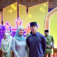 Lihat di sini penampilan Anisha Rosnah dibalut baju kurung hijau mint saat halal bihalal ratusan mahasiswa. [@tehfirdaus/@anisha.tmski]