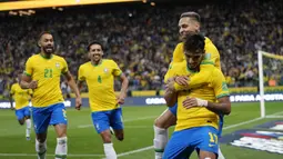 Brasil - Tim Samba berhasil memperpanjang rekor tak pernah absen di Piala Dunia sejak tahun 1930. Seleccao lolos ke Piala Dunia 2022 setelah berhasil bertengger di puncak klasemen dengan mengemas 34 poin dari 11 kemenangan dan sekali imbang dalam 12 laga yang sudah dijalani. (AP/Andre Penner)