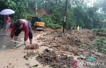 Warga dan Pemerintah Bersatu Buka Jalan Tertimbun Longsor Padang Pariaman