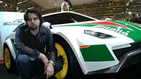 Christian Hrabalek dengan mobil Stratos miliknya dalam salah satu pameran otomotif (Foto: telegraph.co.uk)