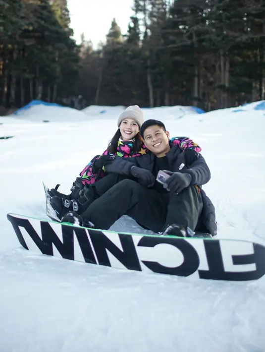 Seru main salju yang belum mahir dalam bermain ski, namun keduanya bisa mengabadikan momen mesra bareng. Momen kemesraan keduanya ini pun banyak mencuri perhatian dari netizen dan mendapat banyak doa agar keduanya lekas menikah. (Liputan6.com/IG/@delladartyan)