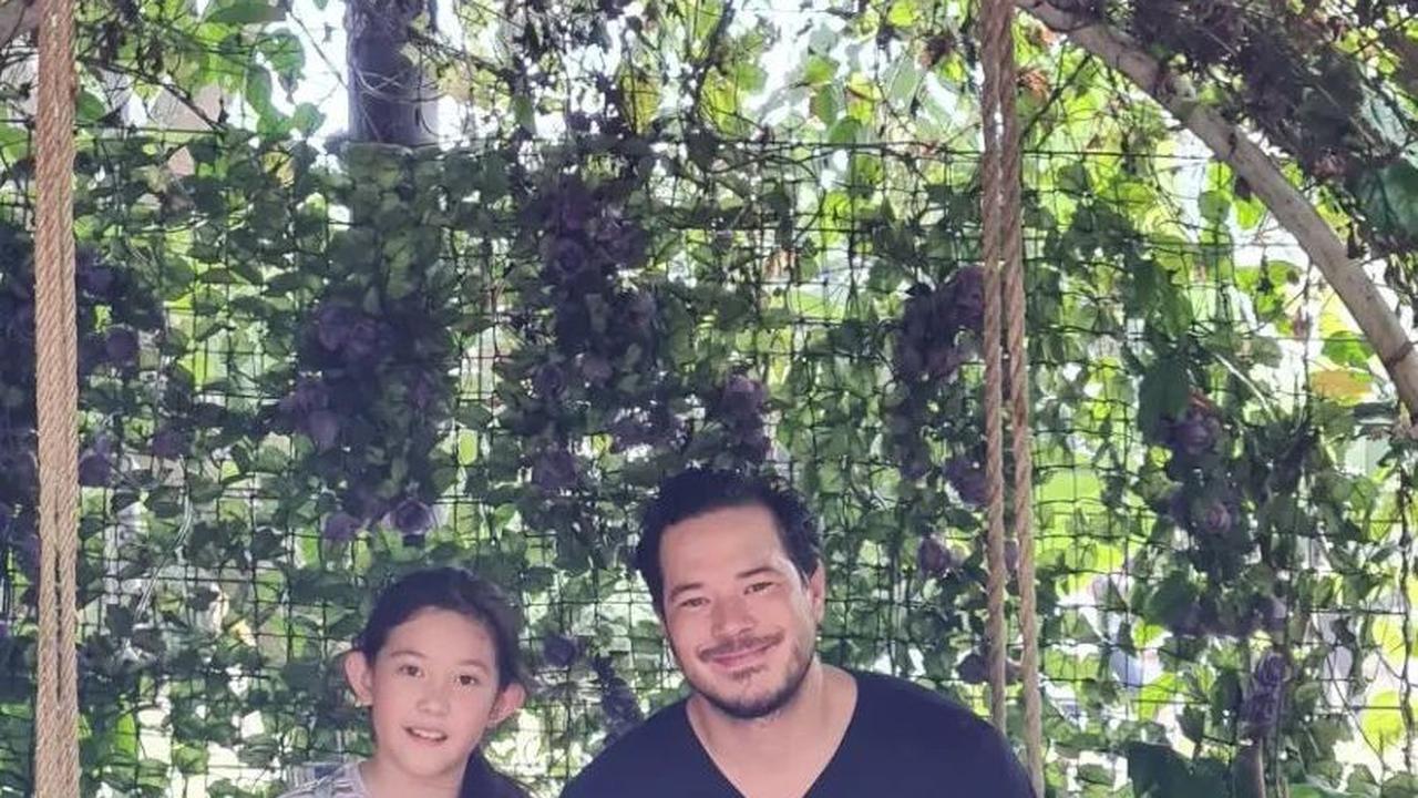 Momen kebersamaan Mikhaela dengan sang ayah, Zack Lee. Keduanya sedang menikmati momen liburan bersama.