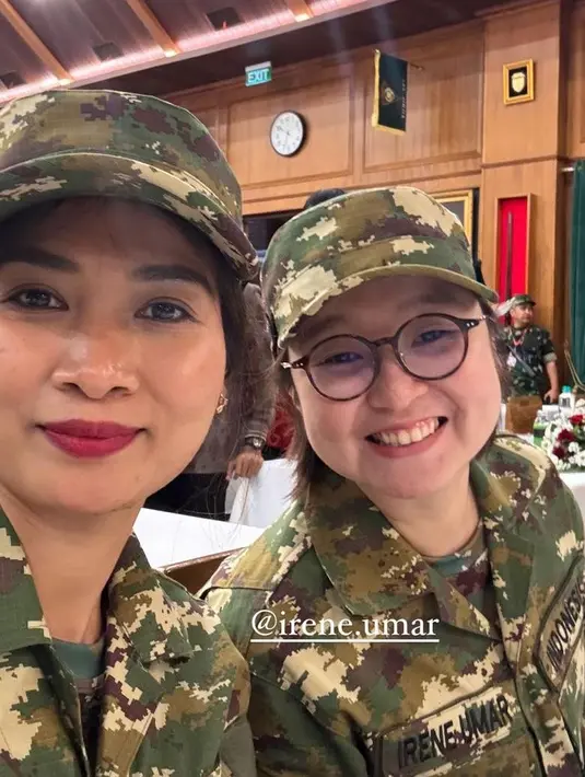 Potret lain memperlihatkan Ni Luh Puspa dipulas lipstik matte warna maroon yang memberi impresi elegan. [@niluhpuspa].