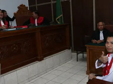 Tersangka Robby Abbas (RA) saat menjalani sidang Pengadilan Negeri Jakarta Selatan, Selasa (22/9/2015). Sidang ditunda hingga 1 Oktober 2015 karena saksi yang tercatat dalam Berkas Acara Pemeriksaan tidak hadir. (Liputan6.com/Herman Zakharia)