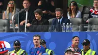 Aktor Amerika Serikat, Tom Cruise, duduk bersama mantan kapten Timnas Inggris, David Beckham, menyaksikan pertandingan Timnas Amerika Serikat melawan Paraguay di laga pertama Grup D Piala Dunia 2026, di Inglewood, Los Angeles, Sabtu (13/6/2026) pagi WIB. (Patrick T. Fallon / AFP)