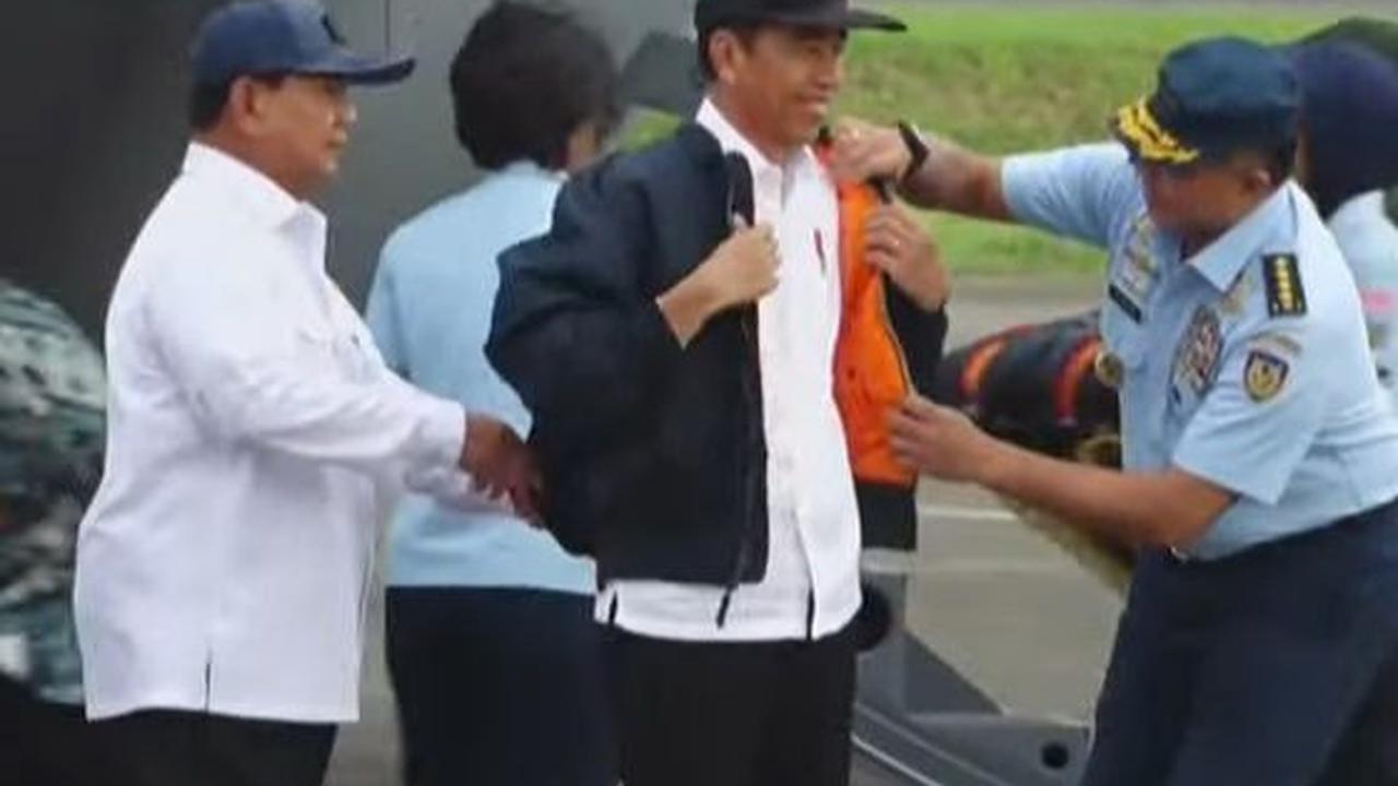 Dalam video, sambil tersenyum Kasau tampak membantu presiden untuk memakai jaket.