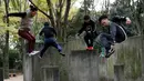 Juni Sato bersama rekan-rekannya beraksi unjuk kemampuan melakukan parkour di sebuah taman di Tokyo, Jepang (2/11). Karena cintanya dengan seni olahraga ekstrem ini, Sato mendirikan sekolah parkour yang diberi nama SENDAI X-TRAIN. (Reuters/Kim Kyung-Hoon)