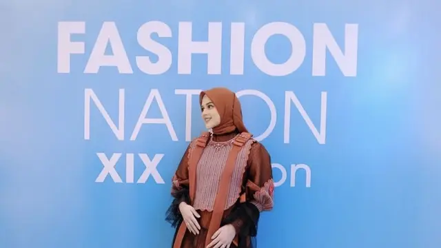 Cut Meyriska pakai baju berbahan tenun Baduy. [@cutratumeyriska]