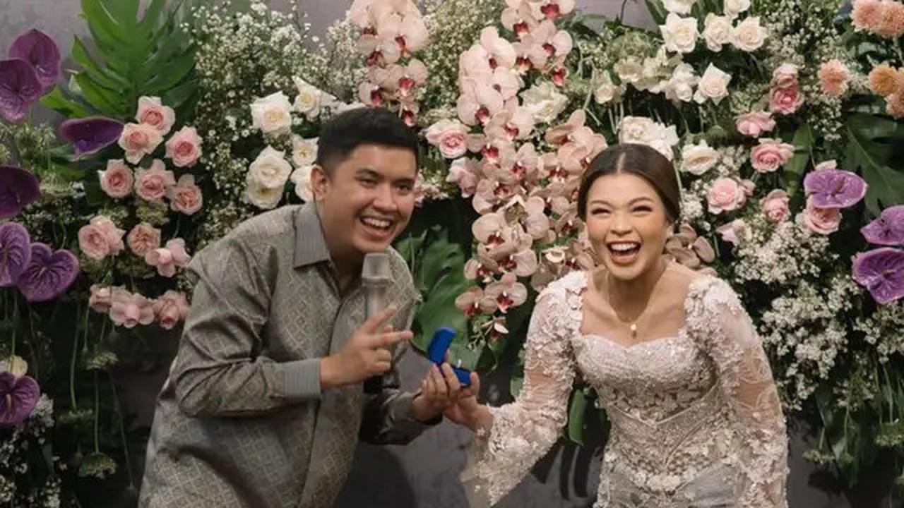 6 Momen Oza Rangkuti Lamar Kekasih, Aisha Lahtiba Sang Penyiar Radio Berbakat