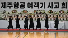 Para pelayat memberikan penghormatan di altar peringatan bagi para korban kecelakaan pesawat Jeju Air, di Muan Sports Park di Muan pada Senin 30 Desember 2024. (JUNG YEON-JE/AFP)