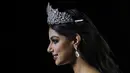 Miss Universe 2021 Harnaaz Sandhu yang baru dinobatkan muncul selama konferensi pers setelah kontes Miss Universe ke-70 di Eilat, Israel, Senin (13/12/2021). Harnaaz Sandhu berhasil mengalahkan 79 lawannya dari berbagai negara. (AP Photo/Ariel Schalit)