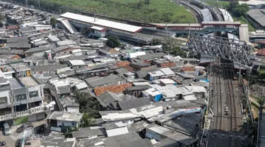 Suasana pemukiman yang berada di dekat Stasiun Kereta Api Kampung Bandan, Jakarta, Rabu (24/5/2015). Pemprov DKI Jakarta berencana akan membangun rumah susun (rusun) di dekat stasiun tersebut pada awal tahun depan. (Liputan6.com/Faizal Fanani)