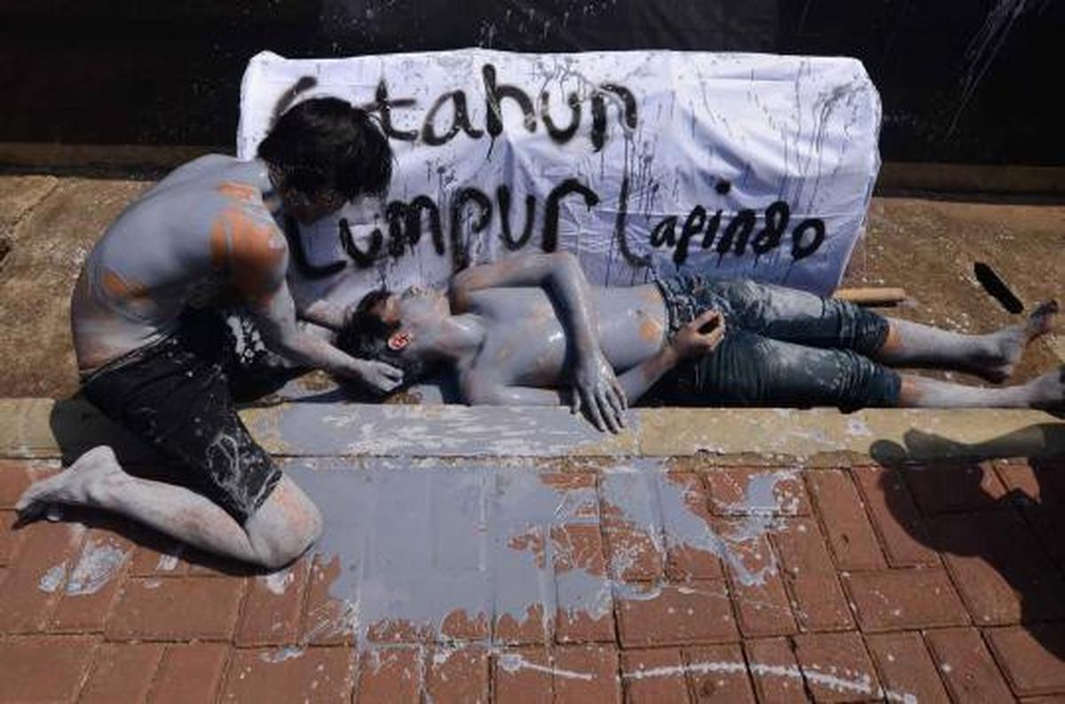 Demonstran lumuri lumpur di logo Bakrie