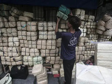 Pedagang menata wadah besek bambu di Kawasan Jatinegara, Jakarta, Rabu (6/7/2022). Jelang Idul Adha, penjualan besek untuk tempat daging kurban yang ramah lingkungan mengalami peningkatan. (Liputan6.com/Faizal Fanani)