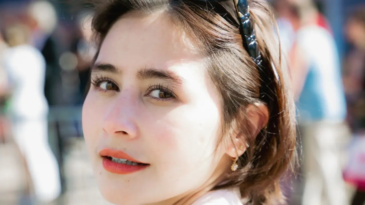 Potret Makeup Natural Prilly Latuconsina Tampil Fresh dan Elegan di Hari Pertama Kunjungi Festival Film Cannes