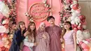 Saking kompaknya, kebersamaan 4 mantan anggotanya bak saudara kandung bahkan wajah keempatnya sekilas mirip. Bertemu lagi setelah lama tidak berjumpa, kebersamaan 4 mantan anggota Cherrybelle ini obati rindu para penggemar. Tak sedikit warganet yang membubuhkan komentar senang dengan kebersamaan mantan anggota Cherrybelle ini yang tetap kompak. (Liputan6.com/IG/@margareth_angelina)