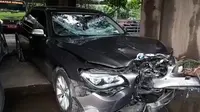 Kondisi mobil sedan BMW warna hitam yang ringsek setelah melawan arus dan menabrak pemotor hingga tewas di Jalan Fatmawati, Jakarta Selatan (Jaksel). (Foto: Tangkapan Layar Video/Merdeka.com)