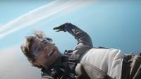 Tom Cruise saat merayakan pencapaian Top Gun: Maverick sambil promosi film Mission: Impossible – Dead Reckoning Part One. (YouTube Paramount Pictures)