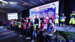 Gadis-gadis cantik ikut mengenakan kostum tim saat drawing putaran Final Irman Gusman Cup 2016 di Hotel Mercure, Padang, Sumatera Barat. (Bola.com/SPARTAN Enterprise)
