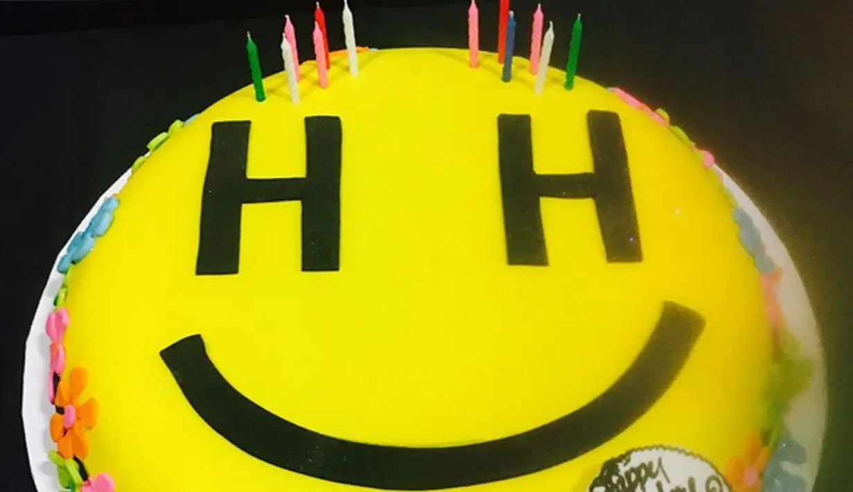 Meluapkan kebahagiannya, Miley mengunggah foto dirinya yang sedang di tempat tidur bersama tumpukan hadiah tersebut. Tunangan Liam ini menuliskan keterangan foto, “Best bday evaaaaaa!!!!!!! Thank you my loooooove.” (Instagram/Mileycyrus)