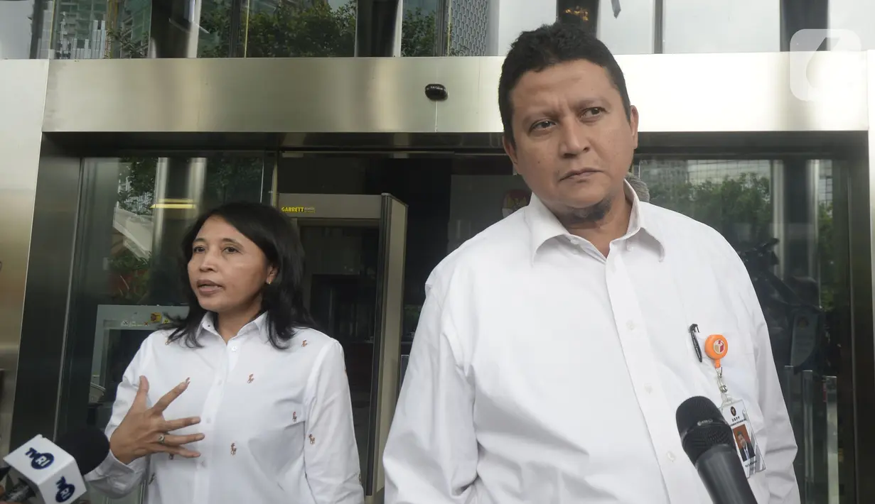 Plt Ketua DKPP Muhammad (kanan) dan Komisioner DKPP Idha Budhiati menyampaikan keterangan usai bertemu penyidik KPK di Gedung KPK, Jakarta, Rabu (15/1/2020). DKPP akan melaksanakan sidang etik terhadap tersangka Komisioner KPU Wahyu Setiawan secara tertutup. (merdeka.com/Dwi Narwoko)