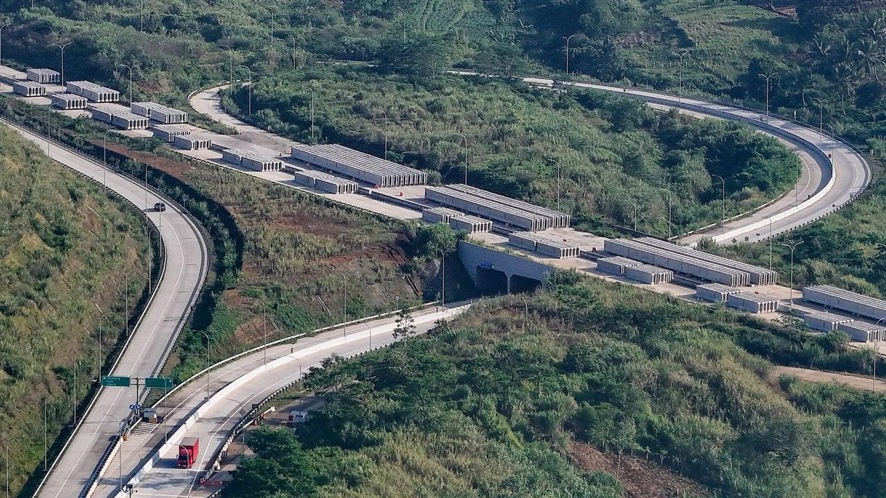 Keindahan Tol Bocimi dengan latar belakang Gunung Salak