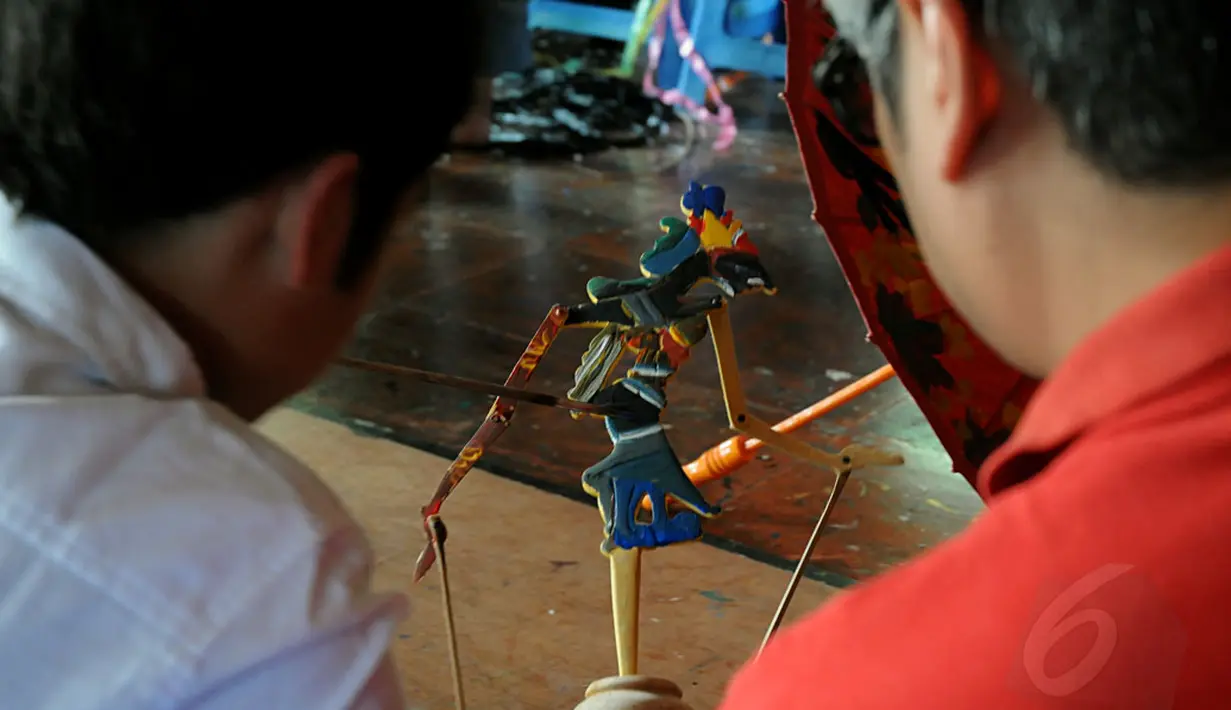 Memberi warna pada wayang menjadi salah satu kegiatan anak-anak di Museum Layang-Layang, Jakarta, (27/9/2014). (Liputan6.com/Helmi Fithriansyah)
