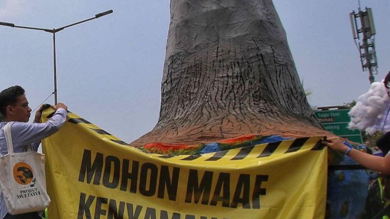 Selama menjalankan aksinya, mereka terlihat membawa berbagai poster replika cerobong asap hingga banner yang menyerukan efek bahaya dampak perubahan iklim.<br>