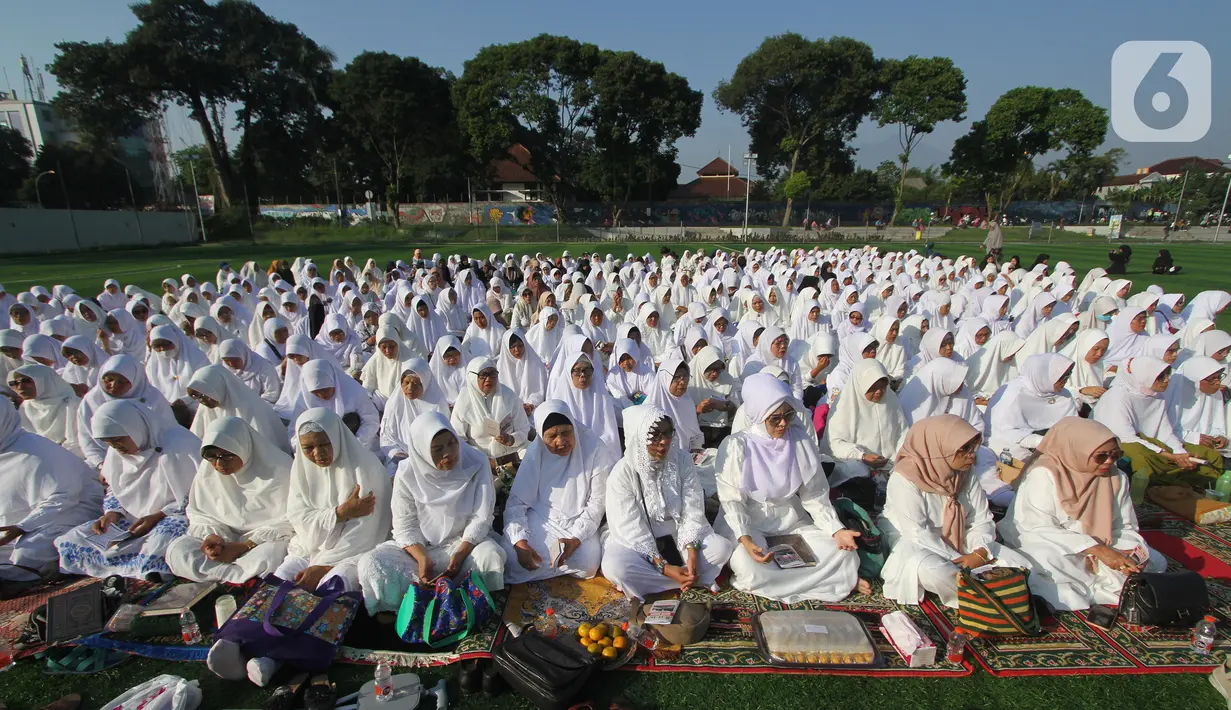 Tahun baru Hijriah merupakan salah satu hari yang penting untuk menjalani ibadah dengan memperbanyak dzikir dan doa-doa untuk memohon keberkahan di tahun 1445 Hijriah. (merdeka.com/Arie Basuki)