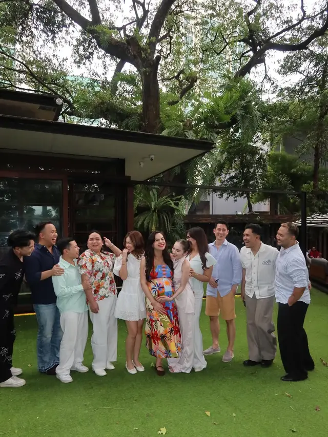 Kompak Serba Putih, Gaya Rebecca Klopper dan Elina Joerg Hadiri Ulang Tahun Bumil Steffi Zamora Curi Perhatian