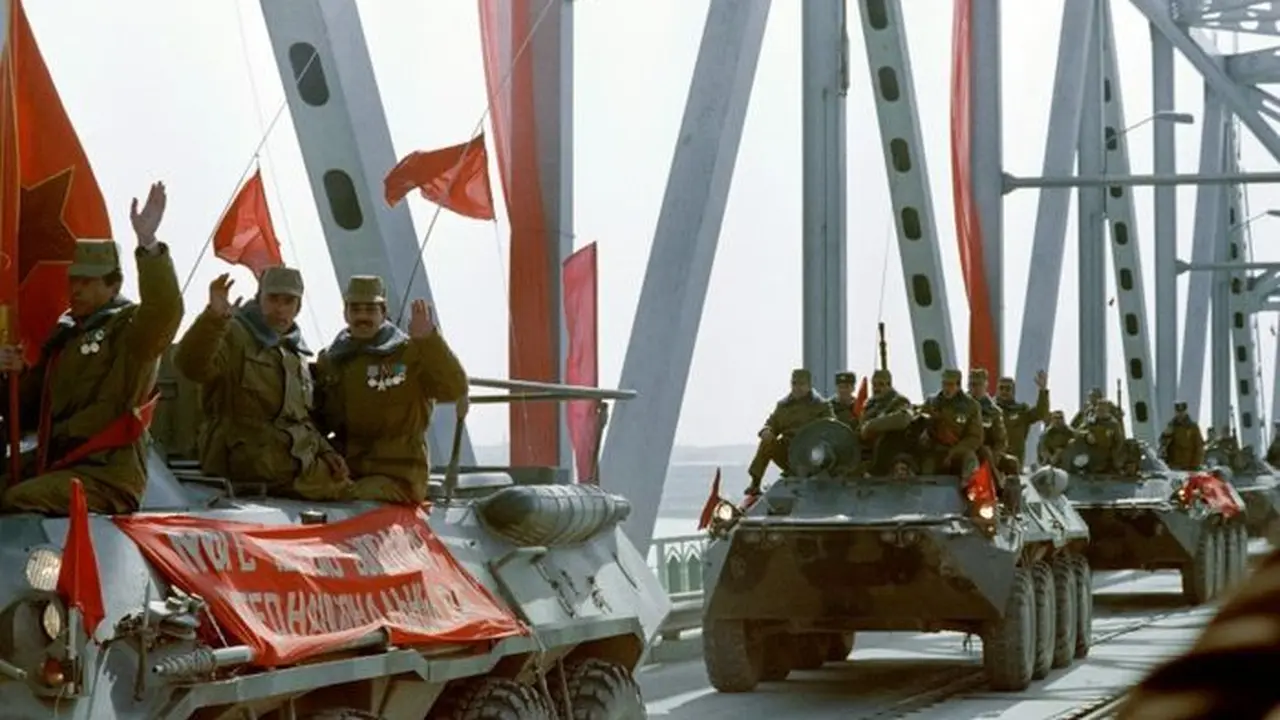 Tentara Soviet mundur dari Afghanistan pada 15 Februari 1989. (AFP/Arsip)