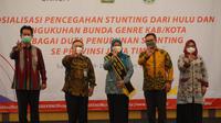 Para istri bupati dan walikota se-Jawa Timur dikukuhkan sebagai Bunda Genre (Generasi Berencana) dan Duta Penurunan Stunting oleh Kepala BKKBN, Hasto Wardoyo pada Minggu, 19 Desember 2021. (Foto: Humas BKKBN)