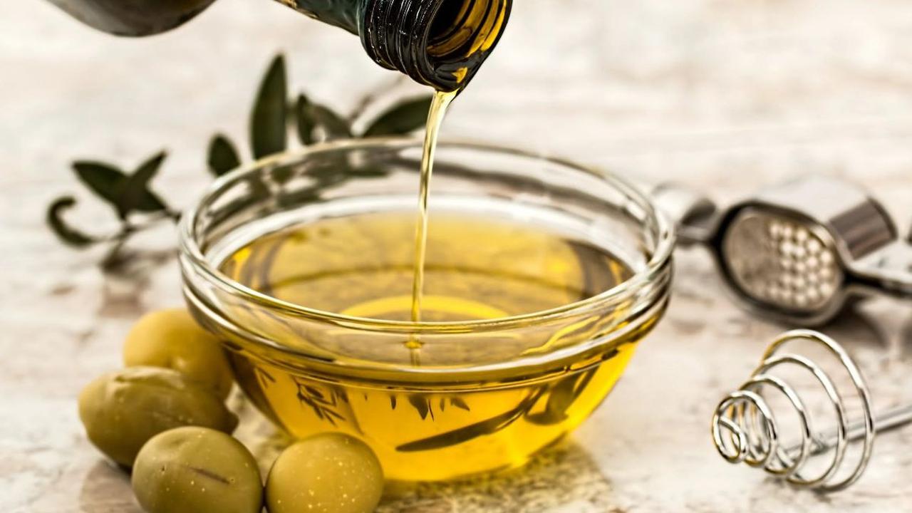 3.&nbsp;Minyak Zaitun: Asam Lemak Omega-3 untuk Rambut Lebih Tebal