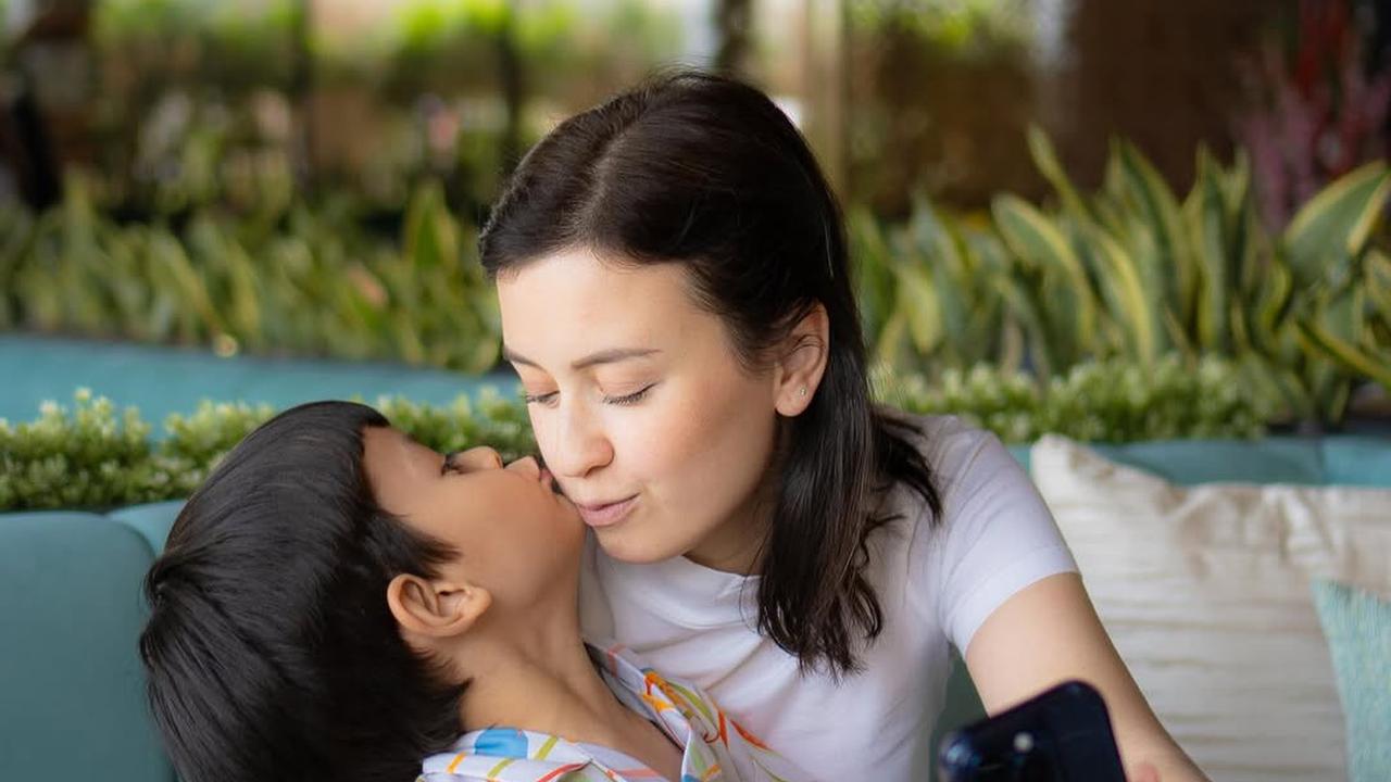 Potret Gemas Kebersamaan Kimberly Rider Bersama Kedua Anaknya