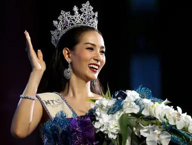Kontestan Kecantikan, Jiratchaya Sirimongkolnawin tersenyum senang usai dinobatkan sebagai pemenang Miss Tiffany Universe 2016, Pattaya, Thailand, (14/5). Kontes ini diikuti sekitar 100 orang peserta dari seluruh Thailand. (REUTERS/Athit Perawongmetha)
