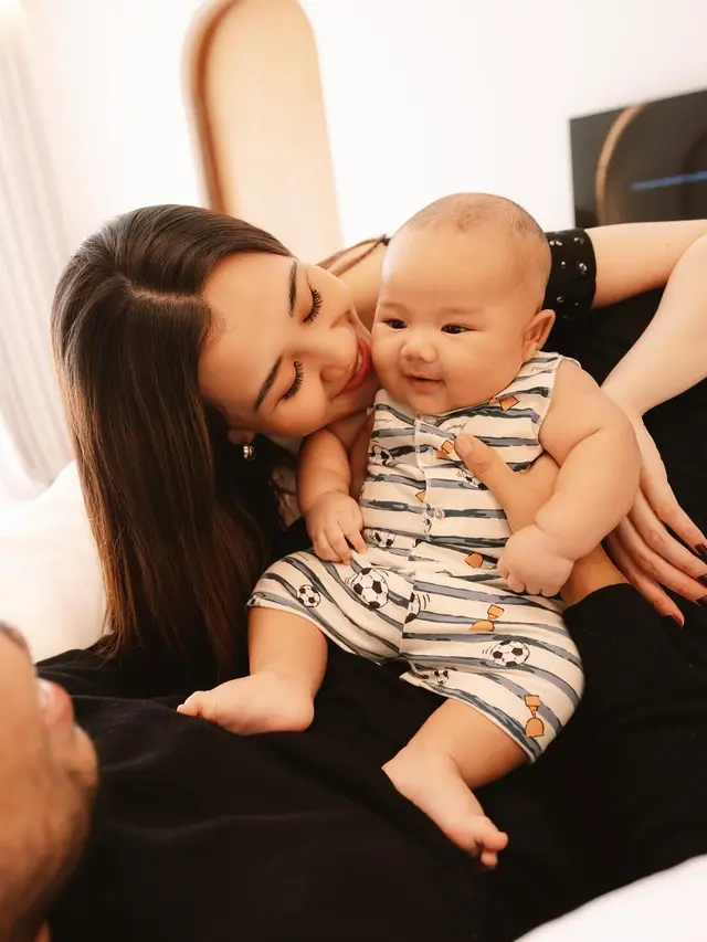 Gaya Kompak Serba Hitam Aaliyah Massaid dan Thariq Halilintar Saat Spill Wajah Baby Arash