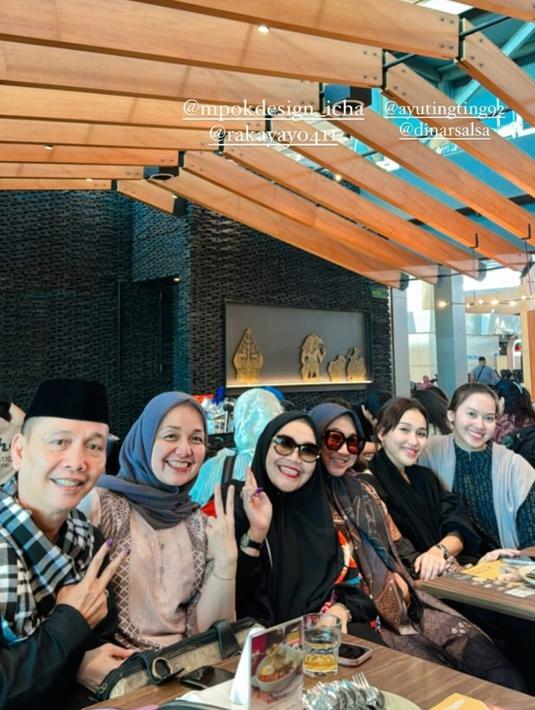 Masih ada bekas tinta pemilu pada jari Ayu Ting Ting dan keluarganya. Selain itu, ada juga calon adik ipar Ayu Ting Ting, Dinar Salsa yang ikut mengantar sang ibu. (Liputan6.com/IG/@mom_ayting92_)