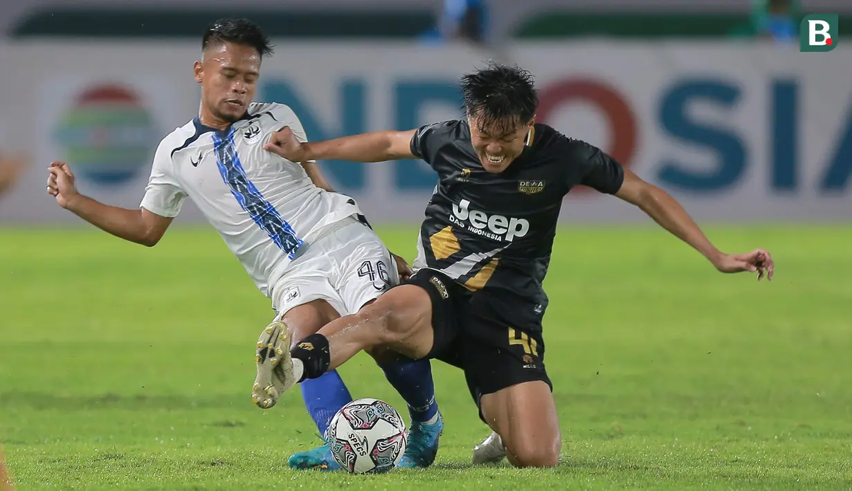 Pemain PSIS, Fredyan Wahyu Sugiyantoro (kiri) berebut bola dengan pemain Dewa United FC, Feby Eka Putra dalam lanjutan babak penyisihan Grup A Piala Presiden 2022 antara Dewa United FC menghadapi PSIS Semarang di Stadion Manahan, Solo, Jawa Tengah, Jumat (17/6/2022). (Bola.com/Arief Bagus)