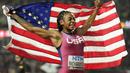 Pelari Amerika Serikat, Sha’Carri Richardson membentangkan bendera negaranya saat melakukan selebrasi memenangkan final 100 meter putri Kejuaraan Dunia Atletik 2023 di National Athletics Centre, Budapest, Hungaria, pada 22 Augustus 2023. (AP Photo/Ashley Landis)