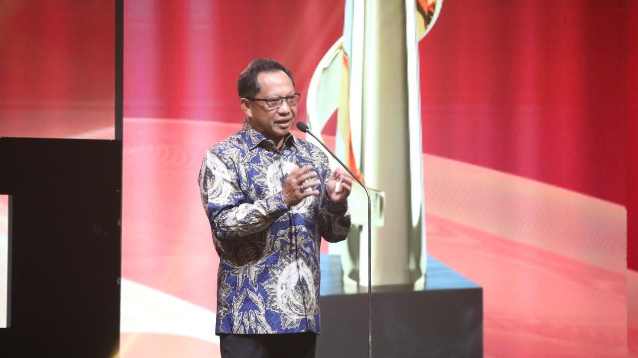 Tito Karnavian meraih penghargaan Distinguished Leadership in Home Affairs dari ajang Indonesia Kita Awards.