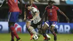 Aksi pemain Argentina, Lionel Messi (tengah) melewati adangan para pemain Haiti pada laga uji coba di Buenos Aires, Argentina, (29/5/2018). Argentina menang 4-0. (AP/Victor R. Caivano)