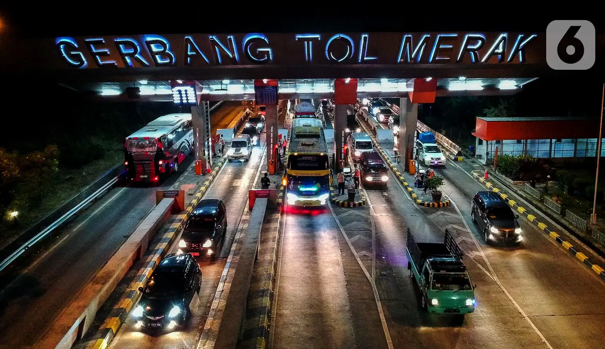 Kepadatan kendaraan juga tampak hingga luar pintu masuk di bagian dermaga reguler. (Liputan6.com/Faizal Fanani)