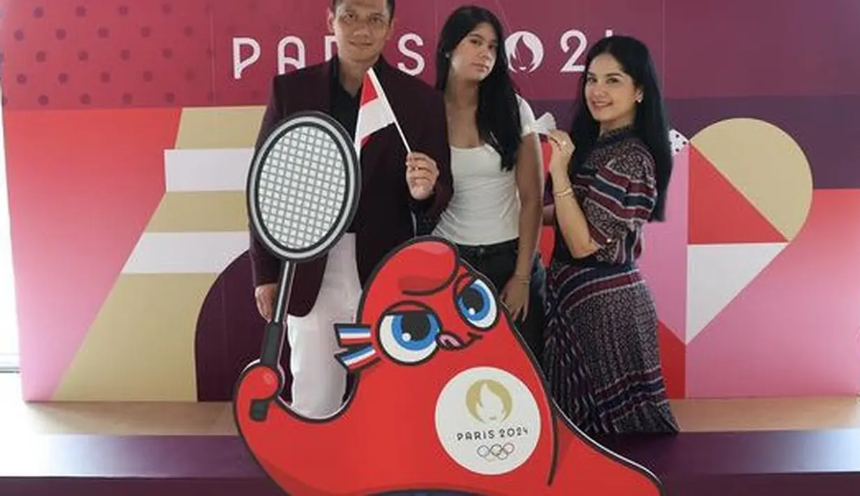 Almira bersama kedua orangtuanya berkesempatan hadir di acara Olimpiade 2024. Ia pun tampil dengan outfit santainya, berbanding terbalik dengan kedua orangtuanya. [@annisayudhoyono]