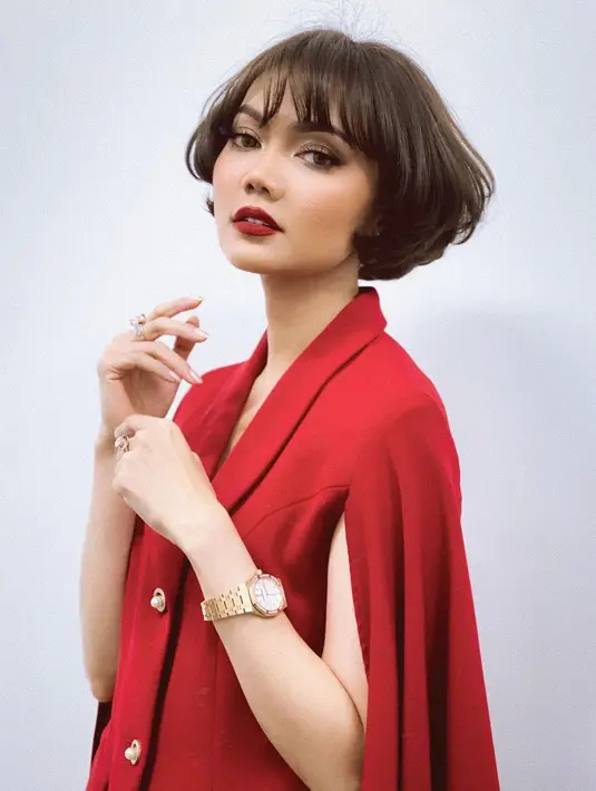 Tampil lebih bold dengan warna merah, Rina Nose pancarkan aura lady boss di foto ini. [Foto: Instagram/rinanose16]