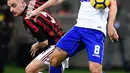 Gelandang AC Milan, Giacomo Bonaventura berebut bola dengan pemain Sampdoria, Edgar Osvaldo Barreto dalam lanjutan pertandingan Serie A di San Siro, Minggu (18/2). AC Milan menundukkan tamunya Sampdoria dengan skor tipis 1-0. (MIGUEL MEDINA / AFP)