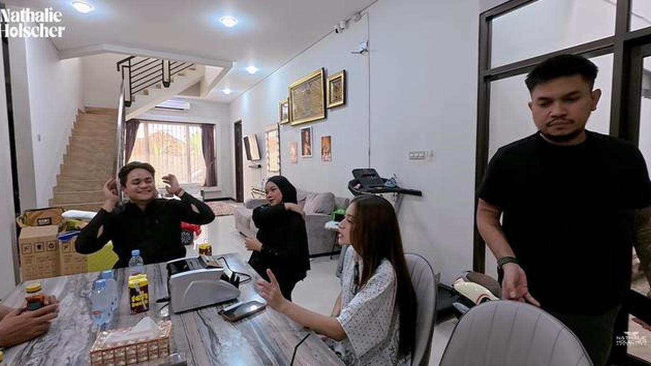 6 Potret Ruang Makan dan Dapur Rumah Nathalie Holscher, Desain Minimalis Elegan