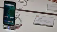 Penampakan Xiaomi Mi A2 Lite (Liputan6.com/ Yuslianson)