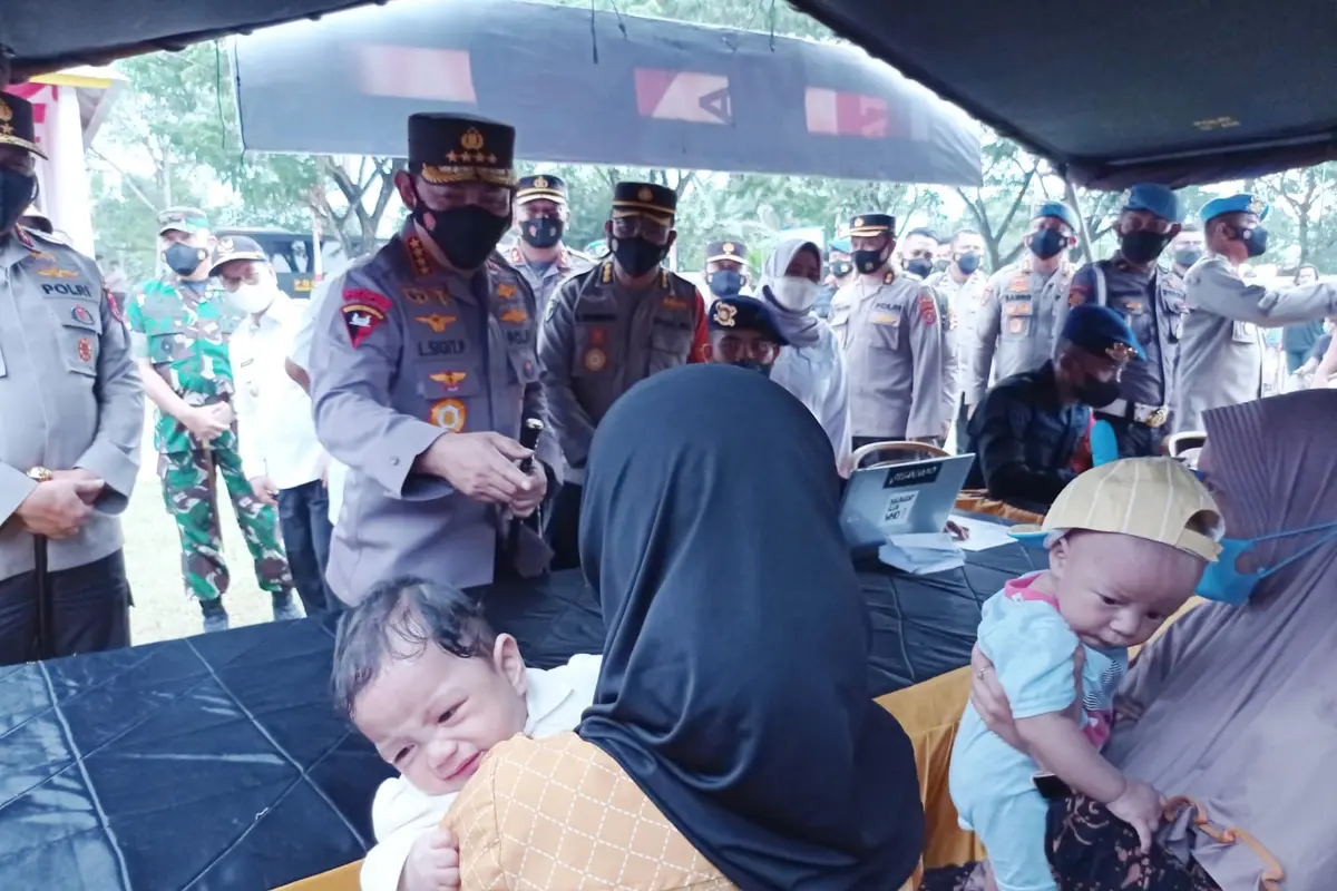 Kapolri meninjau vaksinasi Covid-19 di Sulawesi Tenggara, berpesan agar warga tidak termakan hoaks soal vaksin.(Liputan6.com/Ahmad Akbar Fua)