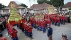 Sejumlah abdi dalem membawa gunungan Grebeg Syawal Keraton Yogyakarta di halaman Masjid Gede Kauman, (29/7/2014). (ANTARA FOTO/Andreas Fitri Atmoko)